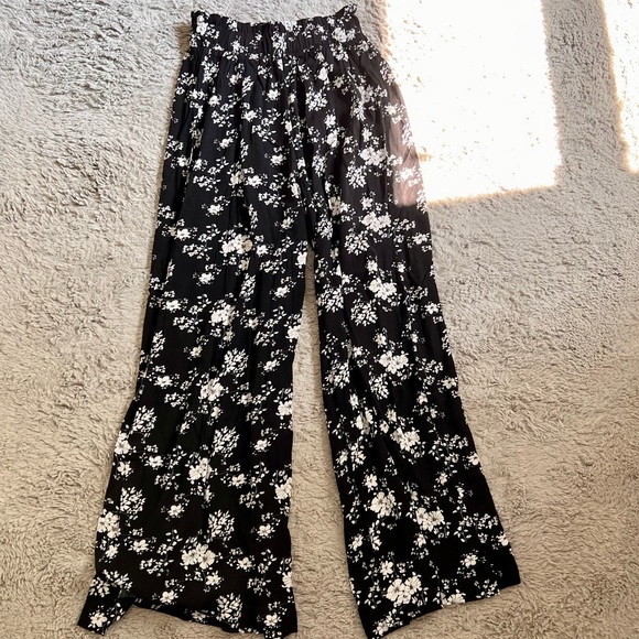 Lulu’s | Black Floral Print Wide-Leg Pants - Picture 3 of 4